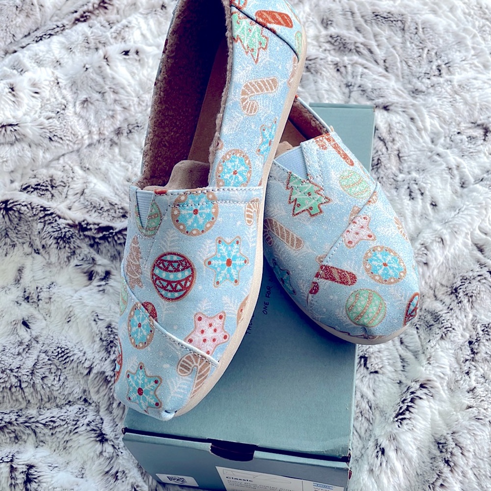 Holiday Toms!!